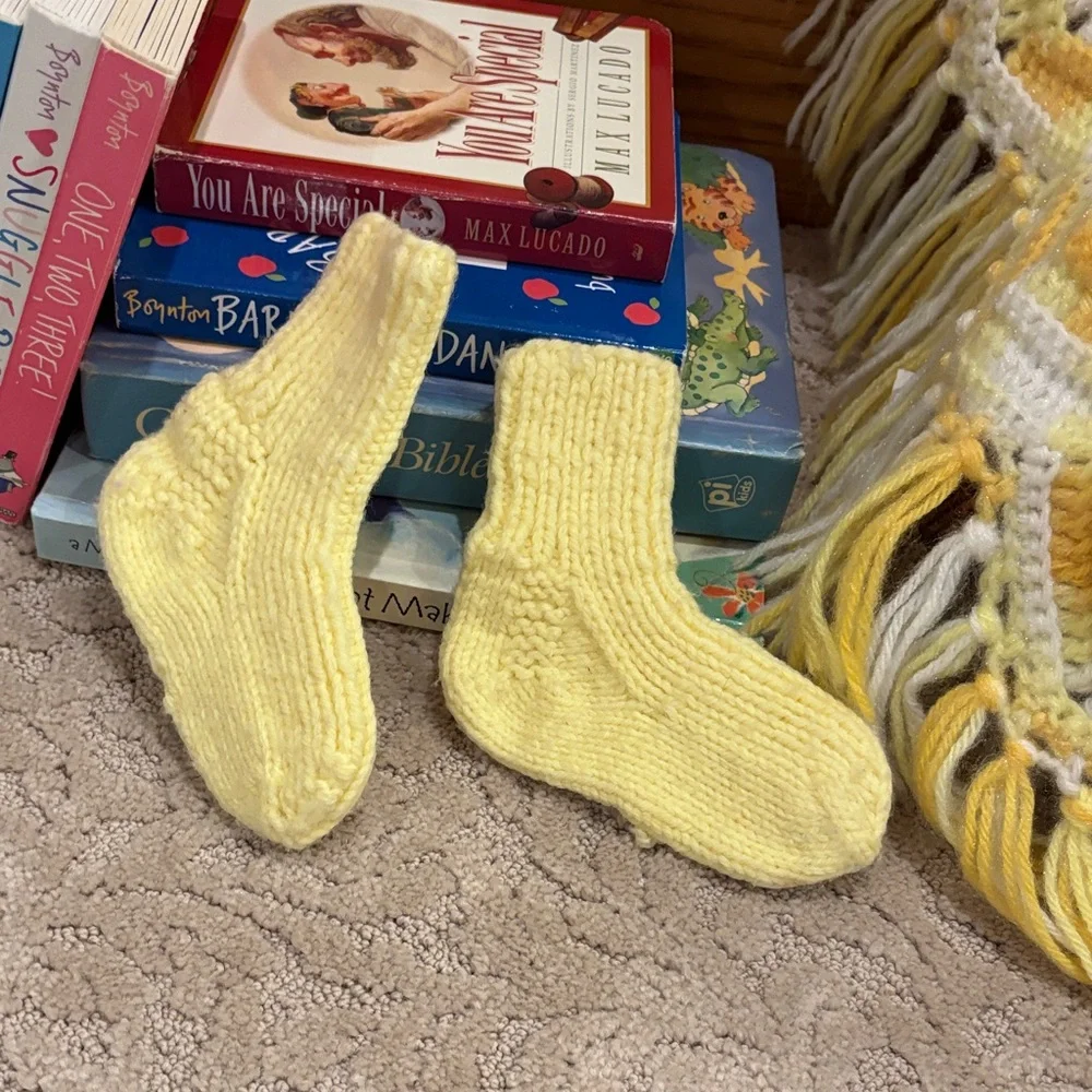 Cozy Shades of Yellow and‎ White Handmade Chevron Knit Blanket